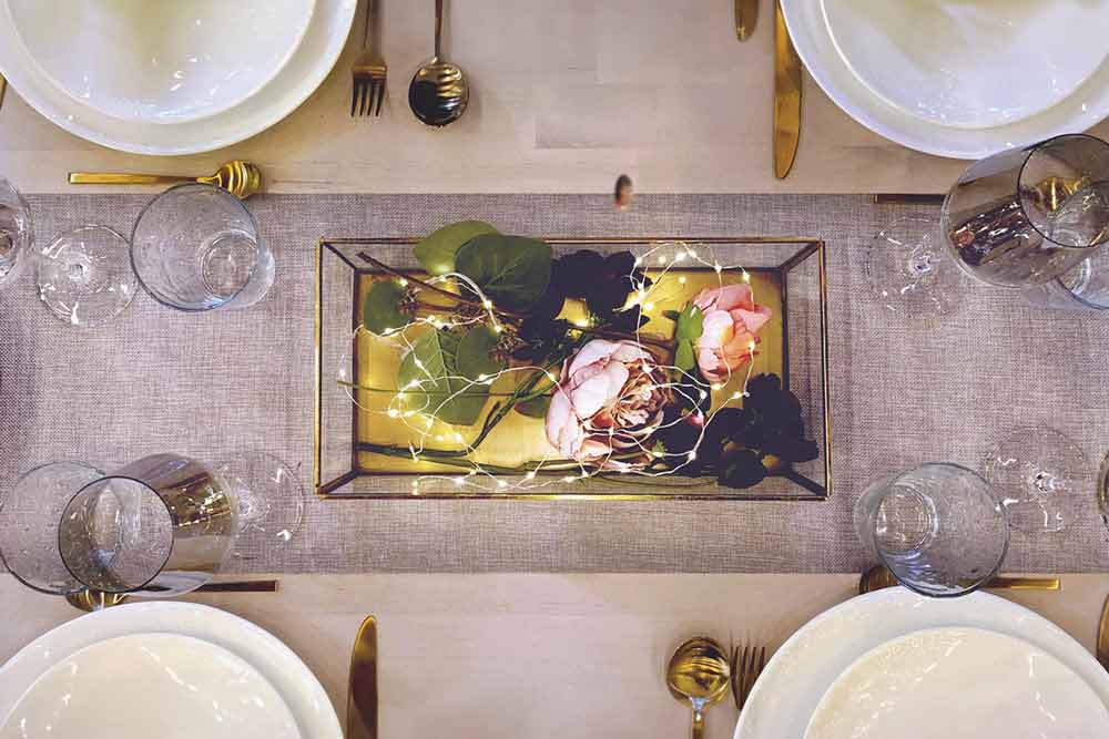 Décoration d'une table pour Noël avec guirlande fil cuivre