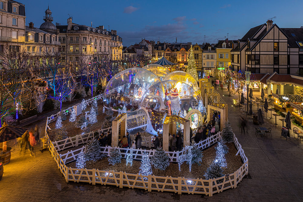 Village de bulles enchantées sur un parvis de mairie