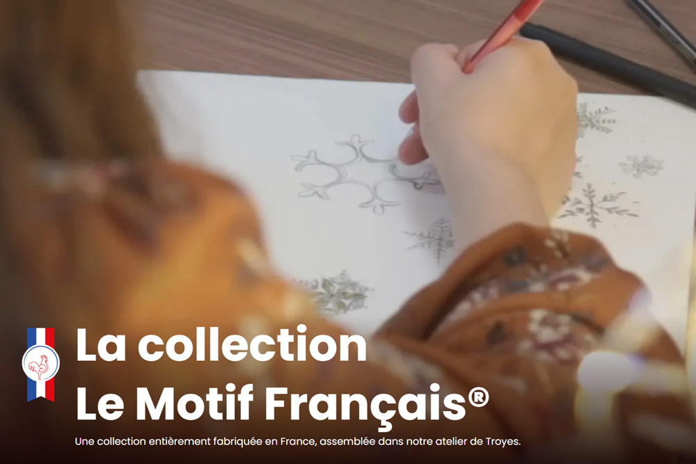 Bras qui dessine avec le logo du motif français représenté par un coq