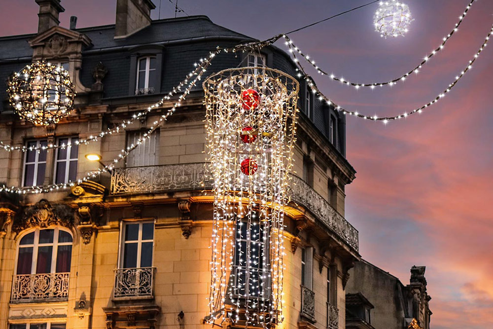 Traversée de rue lumineuse en forme de lustre