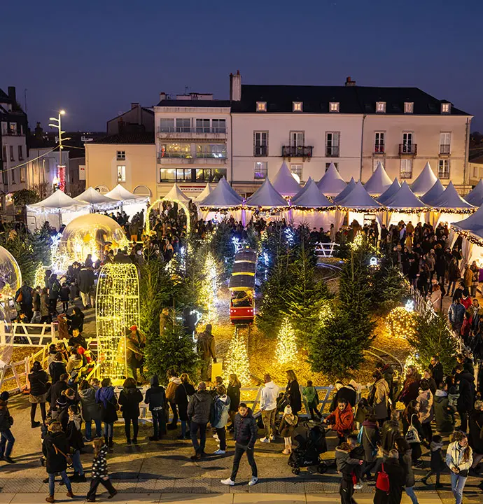 Associations de commerçants regroupé autour d'une place décorée d'un village de bulles