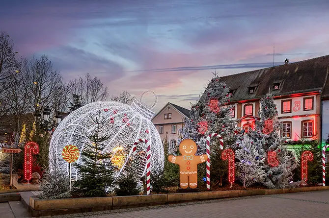 Boule lumineuse passage de Noël, bonhomme pain d'épice et sucre d'orge lumineux à poser sur le sol