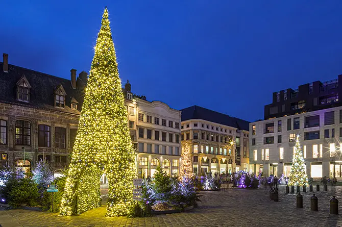 Sapins lumineux géant avec passage