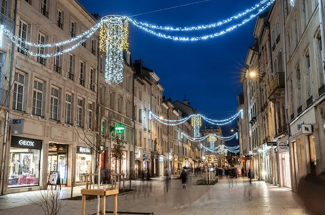 Traversé de rue lumineuse composé de guirlande et d'un lustre