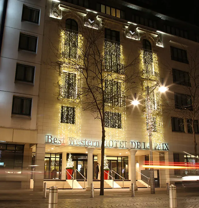 Décoration d'une façade d'un hôtel avec un rideaux