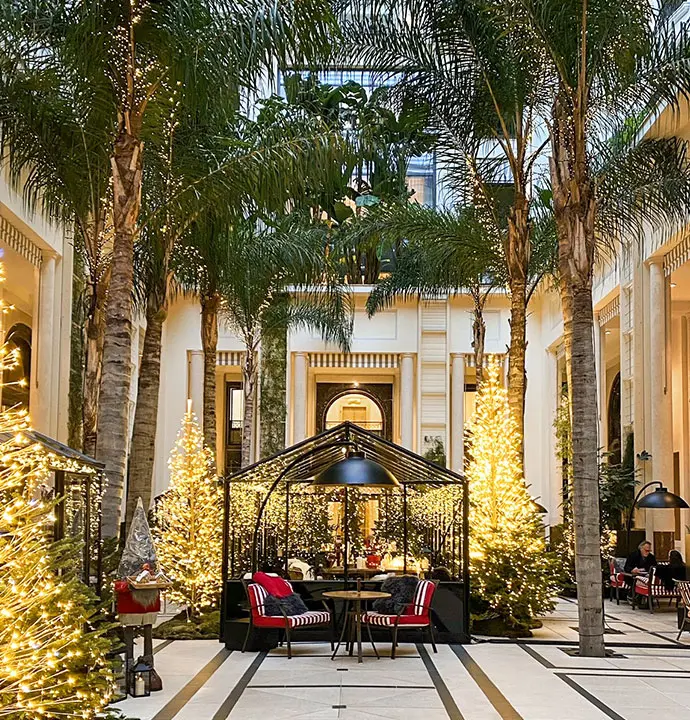 Décoration d'un hôtel avec des sapins lumineux