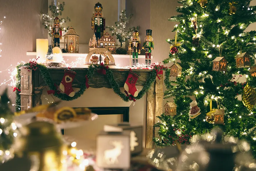 Décorations de noël posés sur une cheminée.