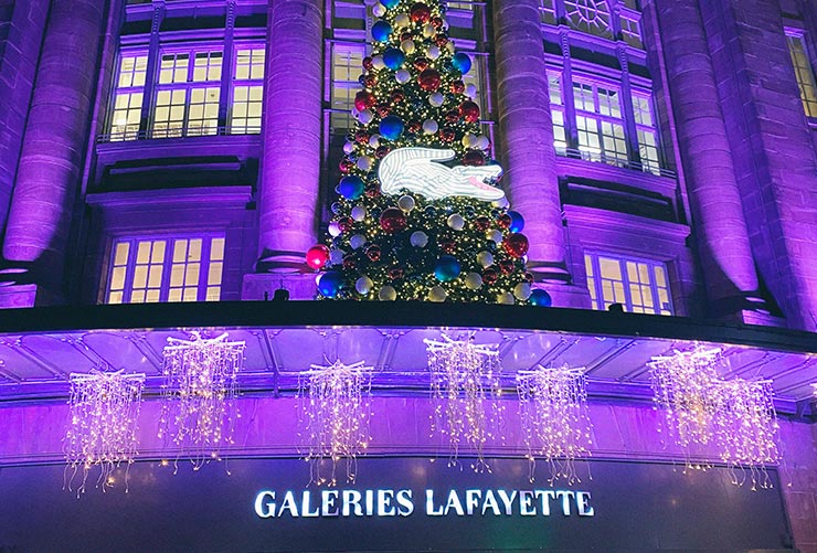 Façade du grand magasin Les Galeries Lafayette à Paris décorées lors des fêtes de fin d'année