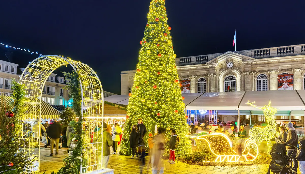 Marché de noël avec sapin lumineux