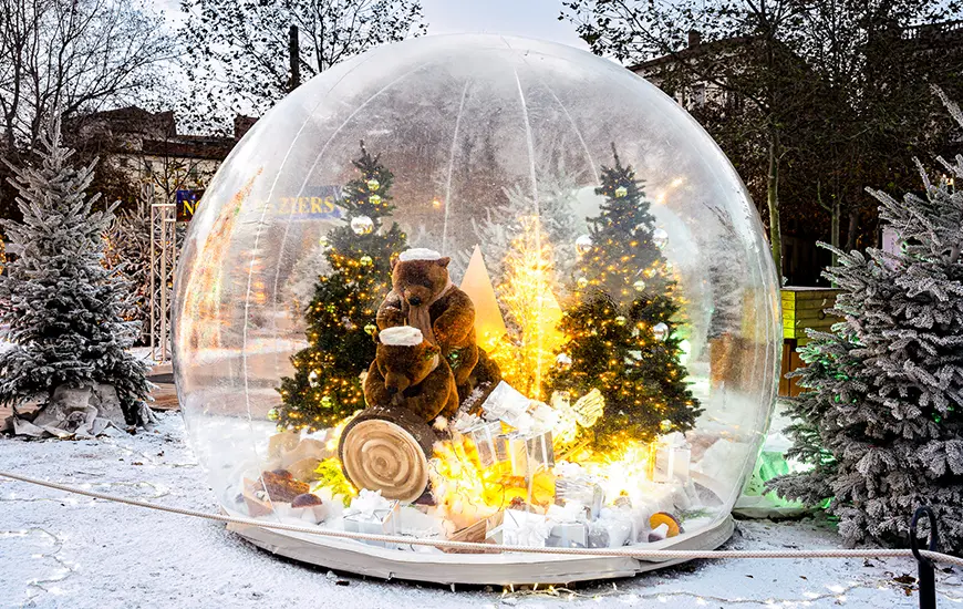 Bulle transparentes dans la neige avec des automates ours