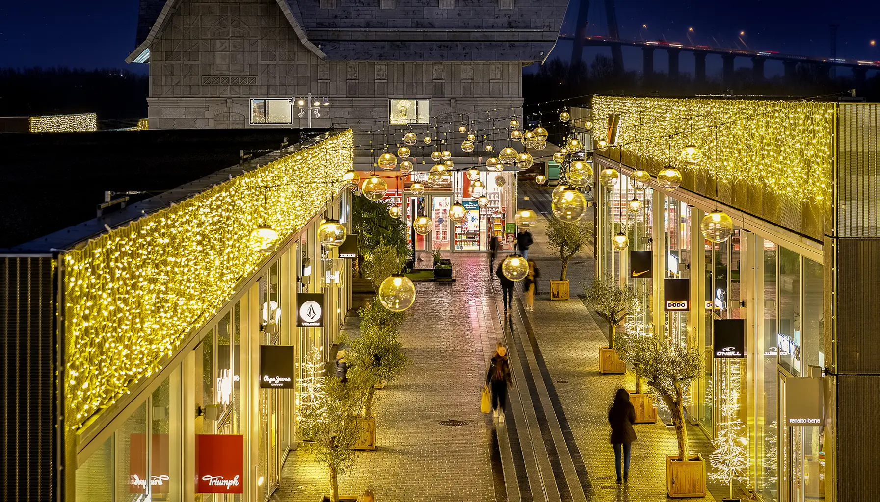 Bulles de lumière suspendus dans une allée d'un centre commercial.