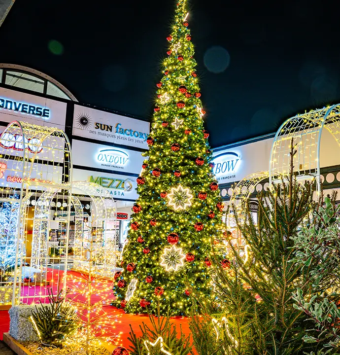 Sapins de noël décoré dans un centre commercial
