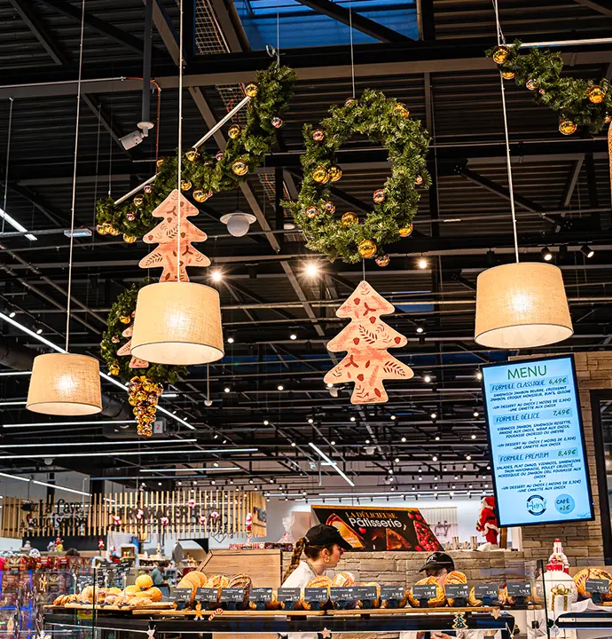 Décors en sapinettes suspendus au dessus d'une boulangerie
