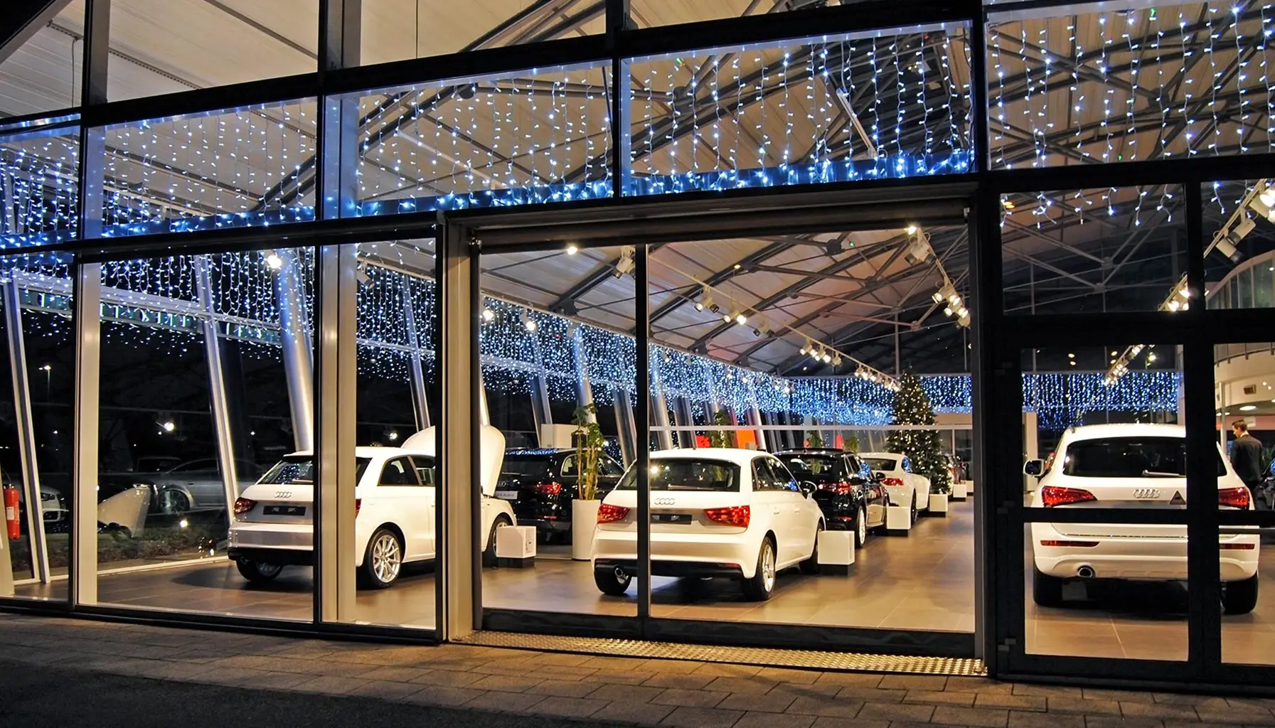 Concession automobile décoré de rideaux lumineux