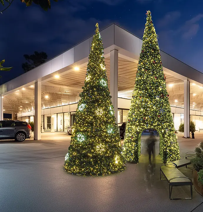 Sapin passage lumineux devant une concession automobile