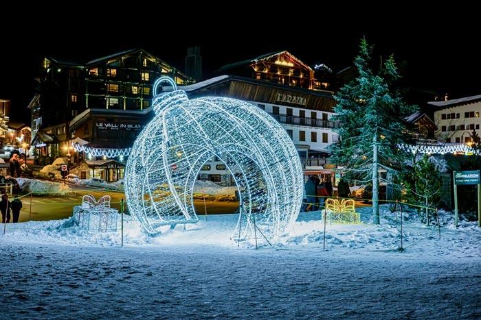 Cette image représente un assemble de décors posés au sol dans la neige à Tignes