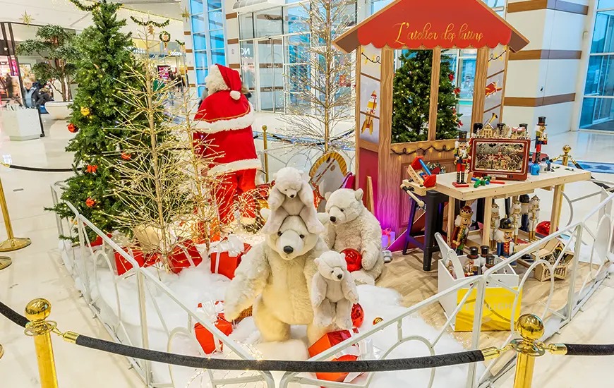 Ours blancs en peluche dans une décoration de noël