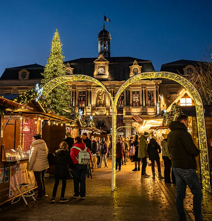 Place de ville décoré avec des chalets de commerçants