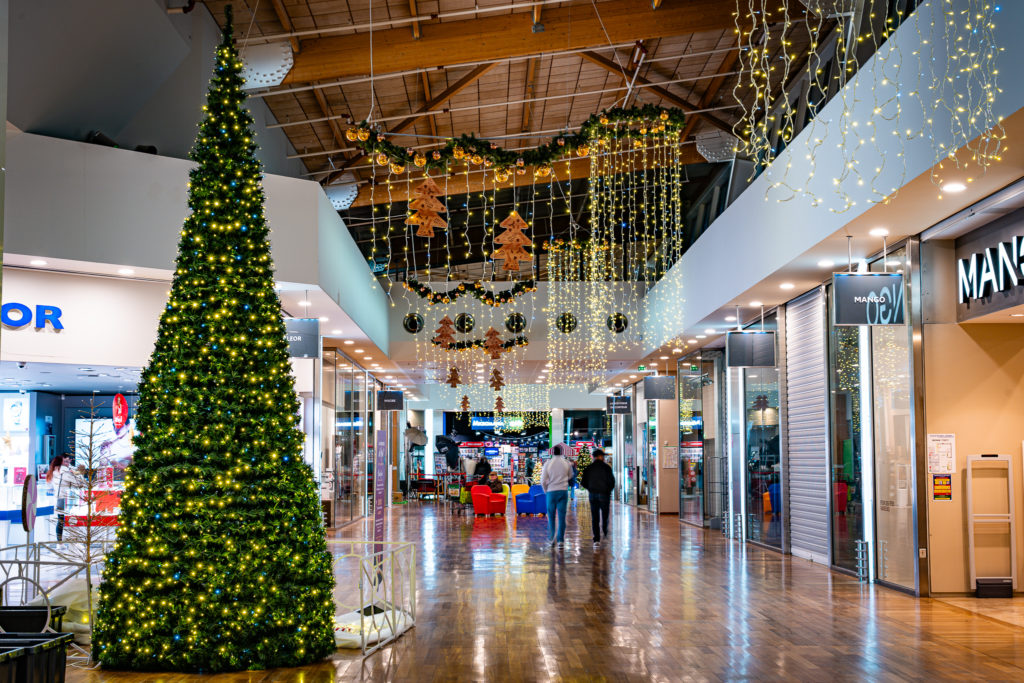 Photo des décors de Noël dans la galerie marchande de Auchan Sens