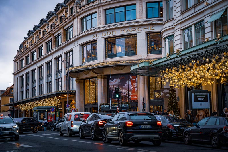 Bulle lumineuse devant le bon marché à Paris
