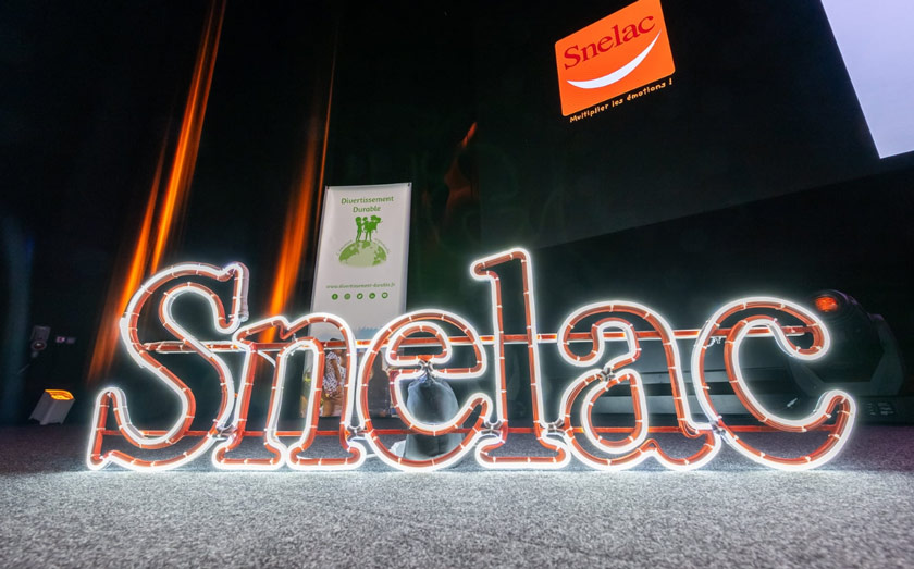 Photo d'un motif lumineux 3D réalisé par Festilight représentant le mot Snelac