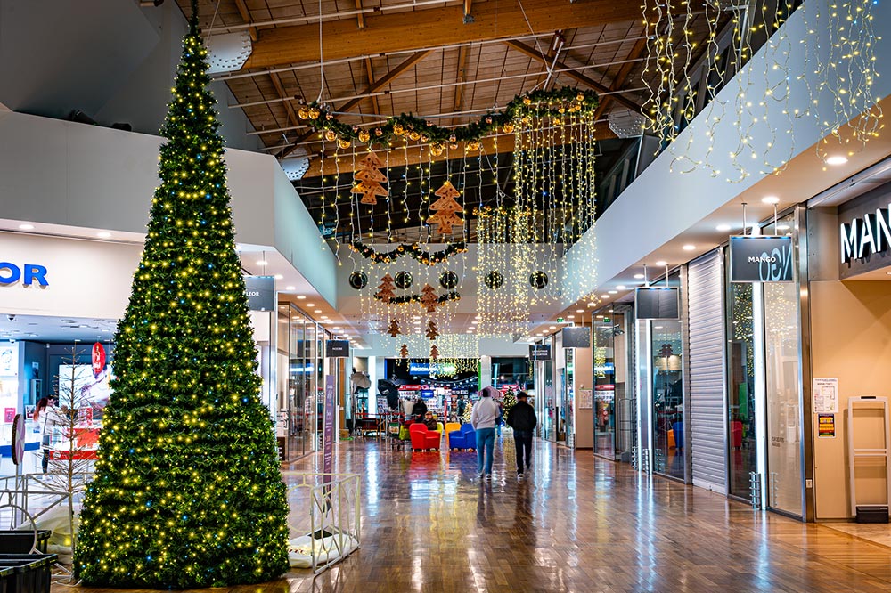 Sapin lumineux dans un centre commercial