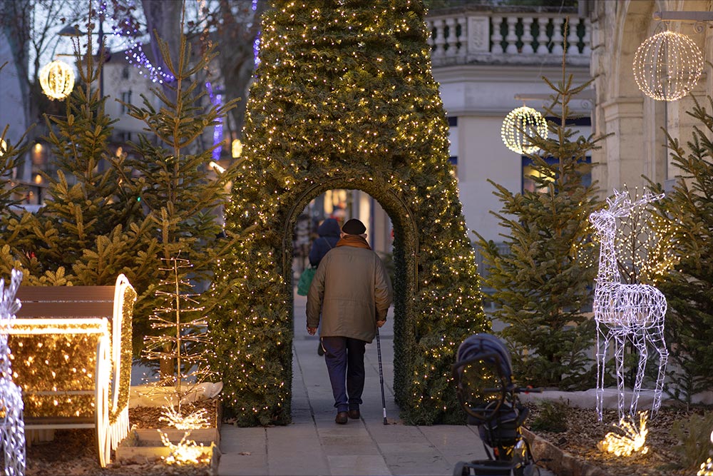 Décorations lumineuses festives éco-conçues en centre-ville, illustrant la réduction de l’empreinte carbone de Festilight