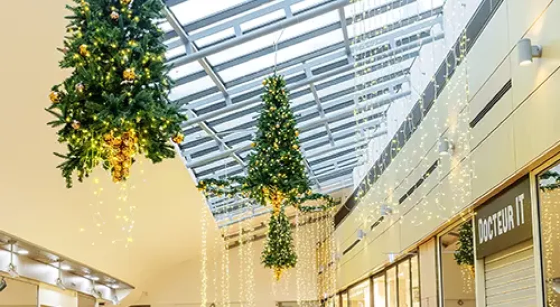 Sapins suspendus dans un centre commercial